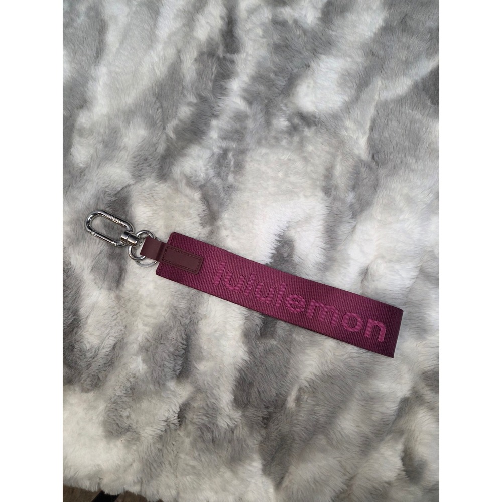 Lululemon Never Lost Keychain wine berry/sonic pink
